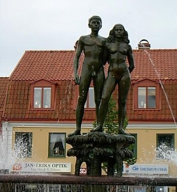 Ask et Embla : statue dans la ville de Sölvesborg (Suède)