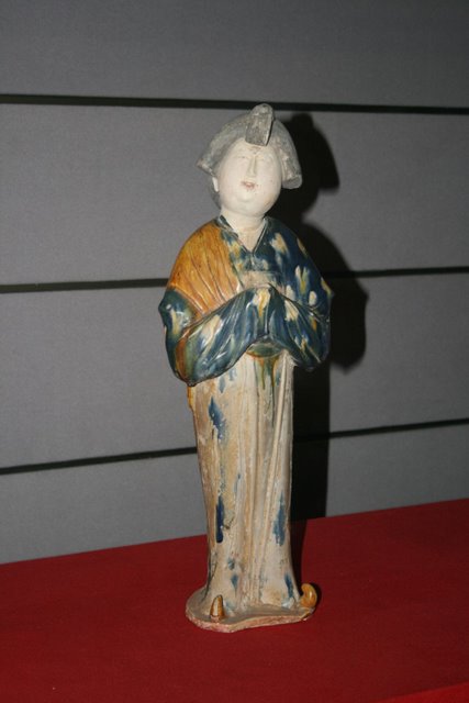 Tang_Dynasty,_sancai_pottery,_woman_figurine