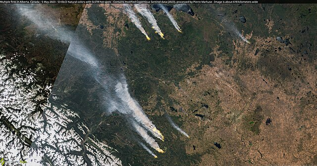 Multiple fires in Alberta Canada par Pierre Markuse CC BY-SA 4.0 - Wikipédia
