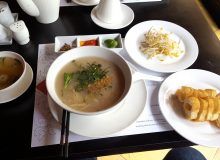Bouillie de riz au poisson servie pour le petit-déjeuner dans un restaurant de luxe de Phnom Penh (photo : Pascal Médeville)