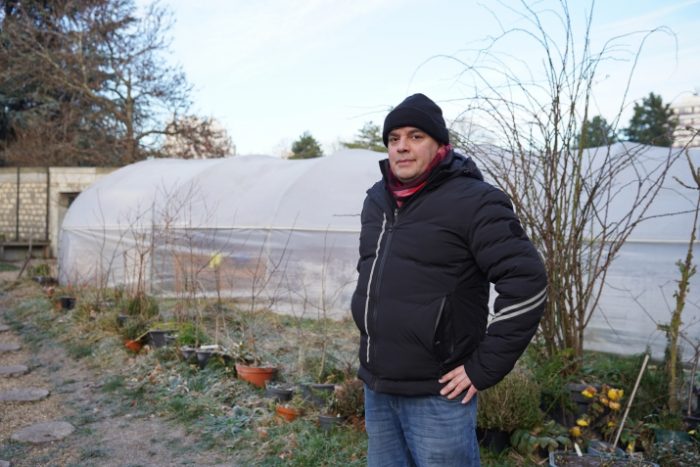 Florent devant une serre de Flore Urbaine, Pépins production.
